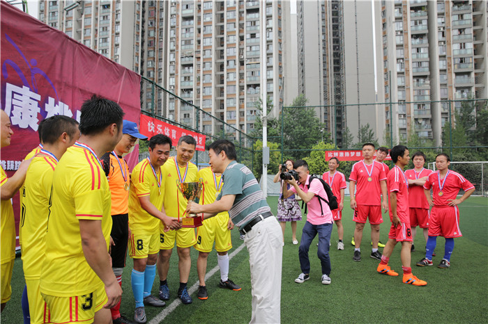 地勘院党委书记唐述文为冠军队伍颁奖