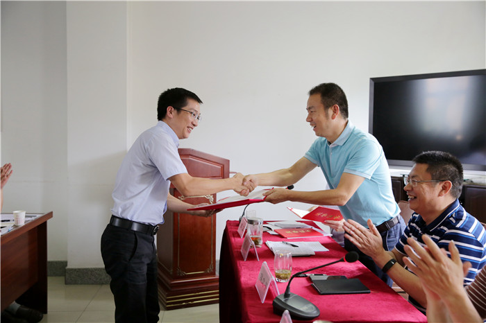 胥波向张庆松颁发“省直工委优秀党务工作者”荣誉证书 胥波向张庆松颁发“省直工委优秀党务工作者”荣誉证书