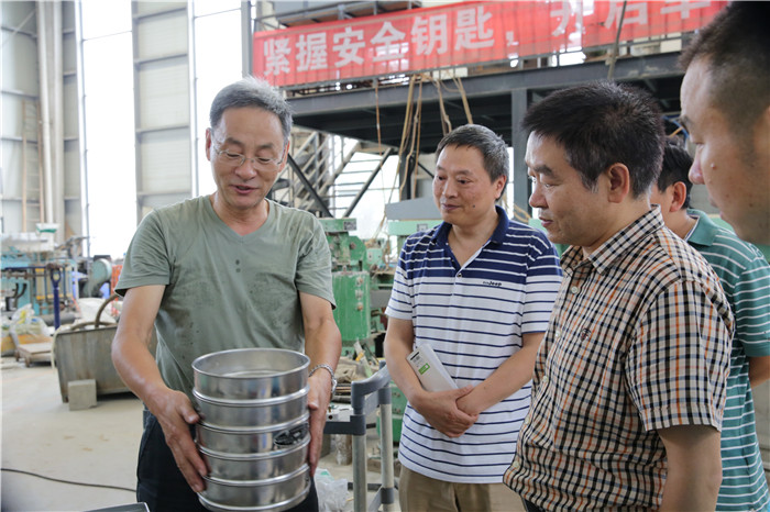 调研组在西冶检测公司车间调研 调研组在西冶检测公司车间调研