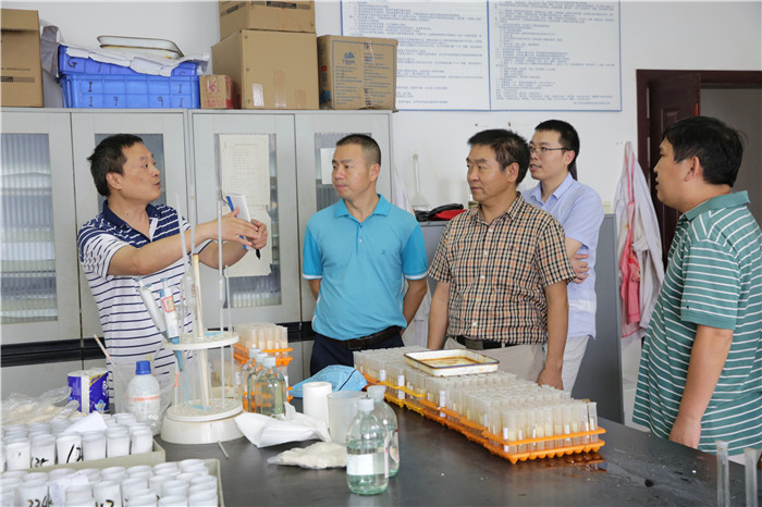 西冶检测公司总经理赵平介绍实验室情况 西冶检测公司总经理赵平介绍实验室情况