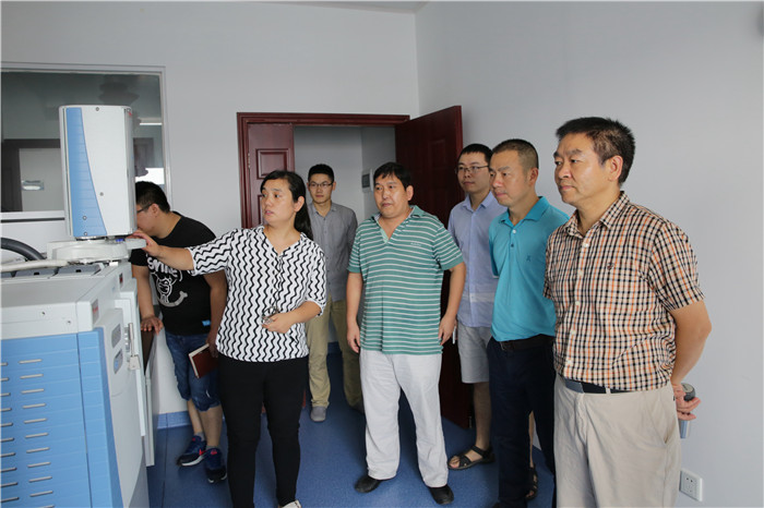 调研组在西冶检测公司气质联用仪室听取介绍 调研组在西冶检测公司气质联用仪室听取介绍