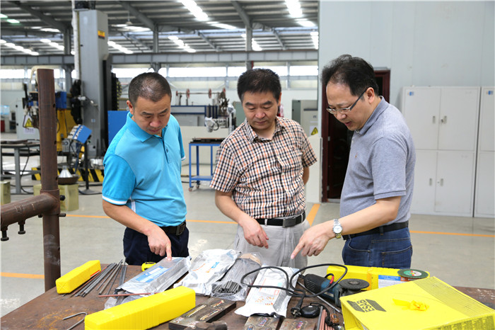 调研组在西冶新材料公司中试车间走访 调研组在西冶新材料公司中试车间走访