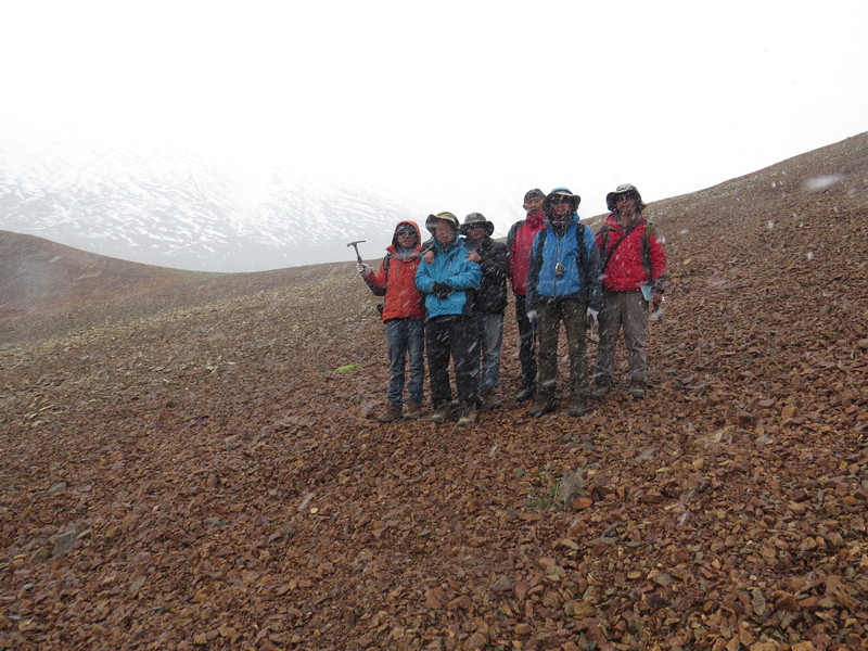 2018年尼木地区整装勘查区矿产地质调查与找矿预测项目填图组在5500m海拔集体合影