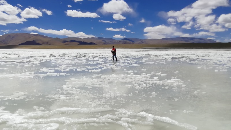 2018年扎仓茶卡盐湖勘查项目组工作缩影(技术人员正在湖面测量地表卤水、采集地表卤水样品) 2018年扎仓茶卡盐湖勘查项目组工作缩影(技术人员正在湖面测量地表卤水、采集地表卤水样品)