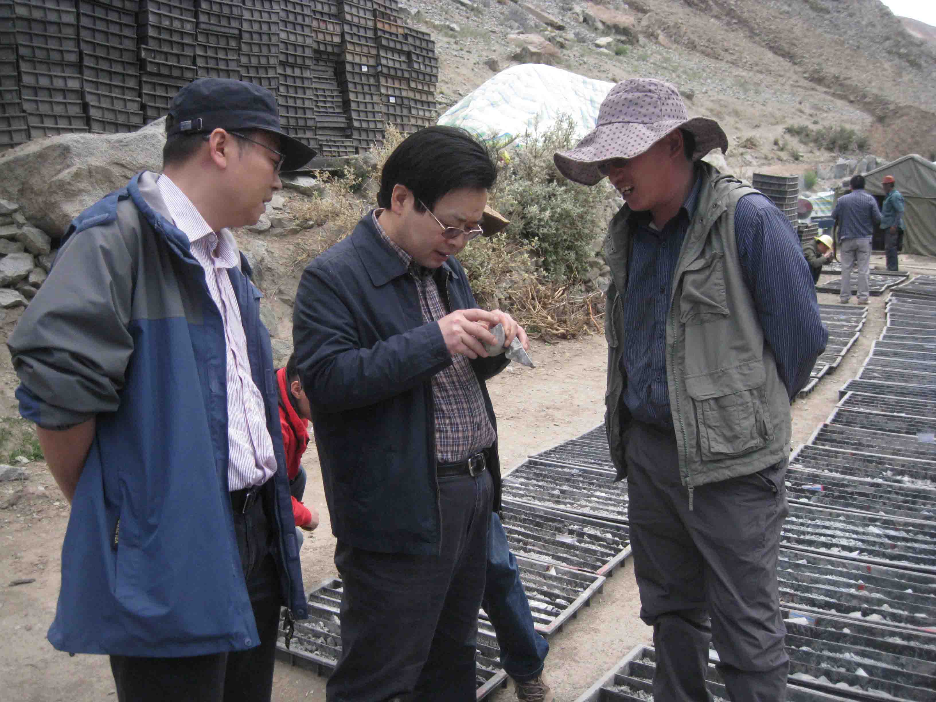 冶金地勘局总工程师李仕荣念扎项目检查、指导工作x 冶金地勘局总工程师李仕荣念扎项目检查、指导工作x