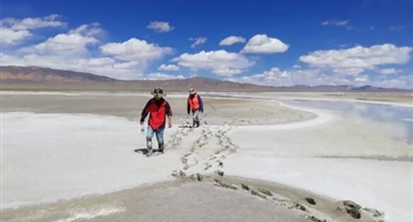 西藏阿里地区盐湖资源勘查现场