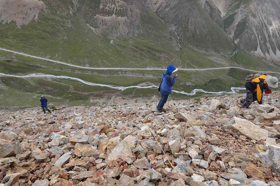 陡峭倒石堆上测制剖面1