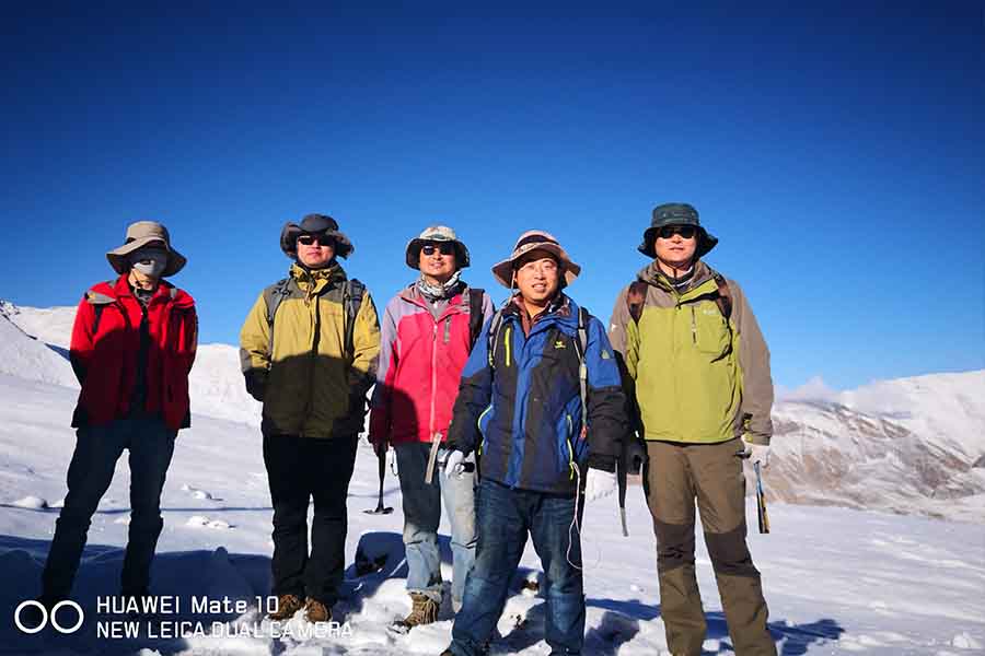 项目部技术人员雪山探矿热情不减a