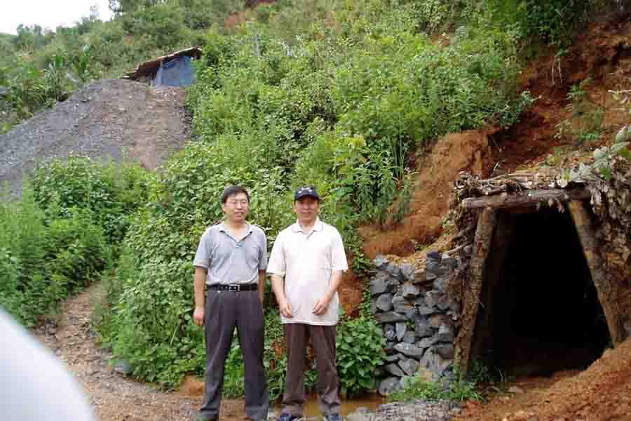 院专家在云南蒙自岩子脚项目现场指导时洞口合影a