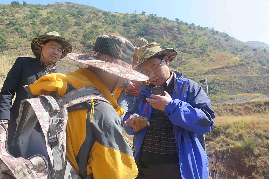 时任院总工柏万灵到野外现场检查工作