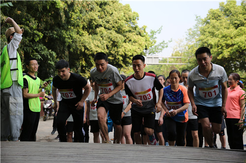 登山队员们出发了 登山队员们出发了