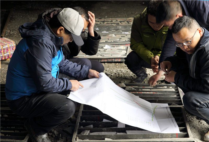 李总核对原始钻孔的编录情况_副本 李总核对原始钻孔的编录情况_副本