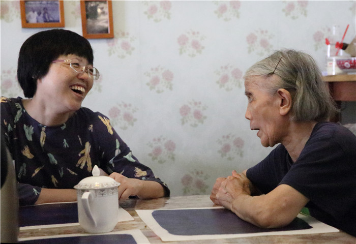 院党群工作科负责人王燕妮同老党员家属拉家常 院党群工作科负责人王燕妮同老党员家属拉家常