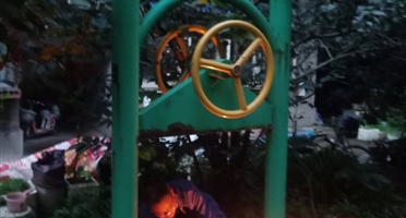 为民办实事:后勤保障科协调社区更换家属区健身器材