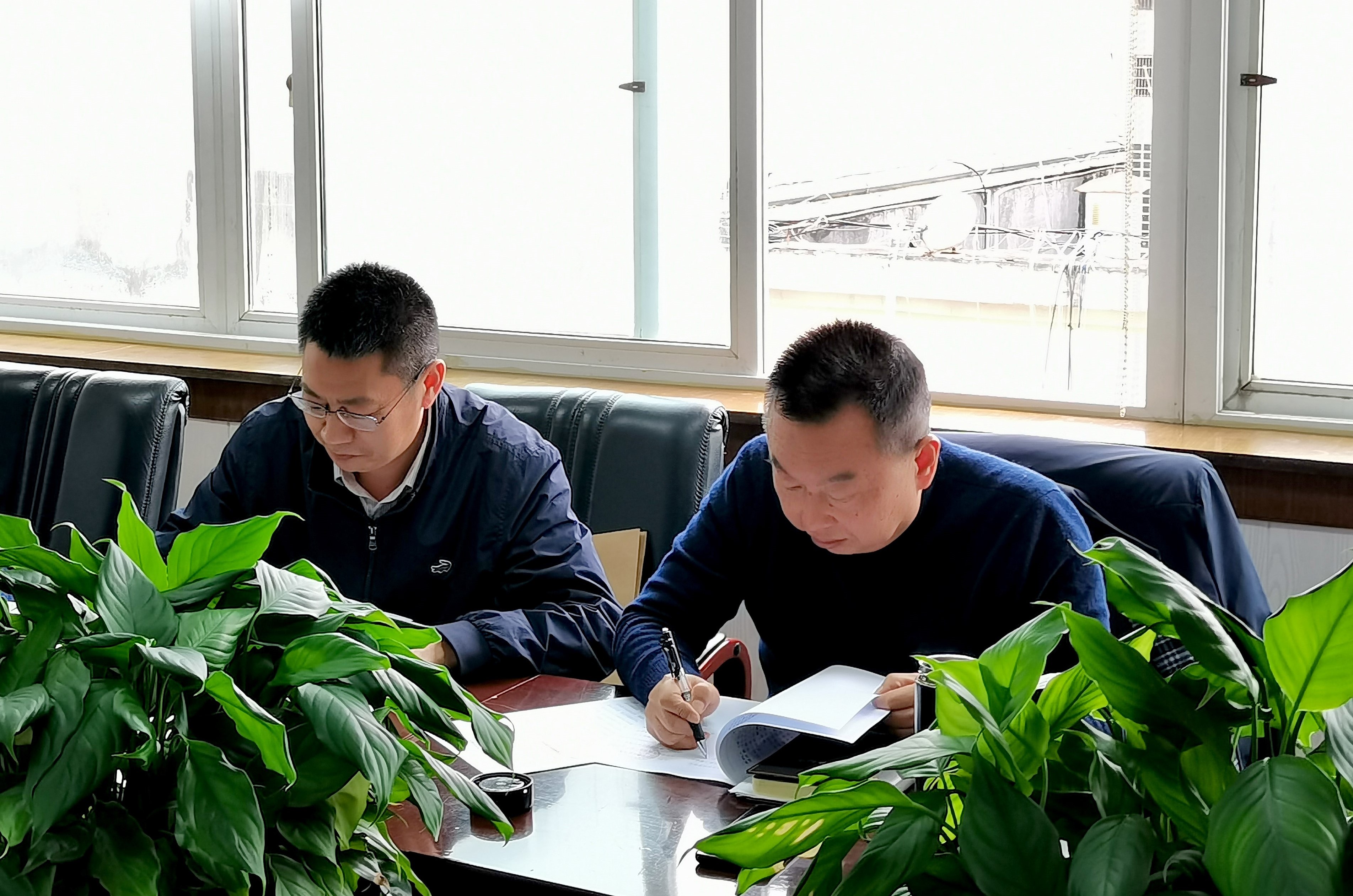 侯院出席签约仪式 侯院出席签约仪式