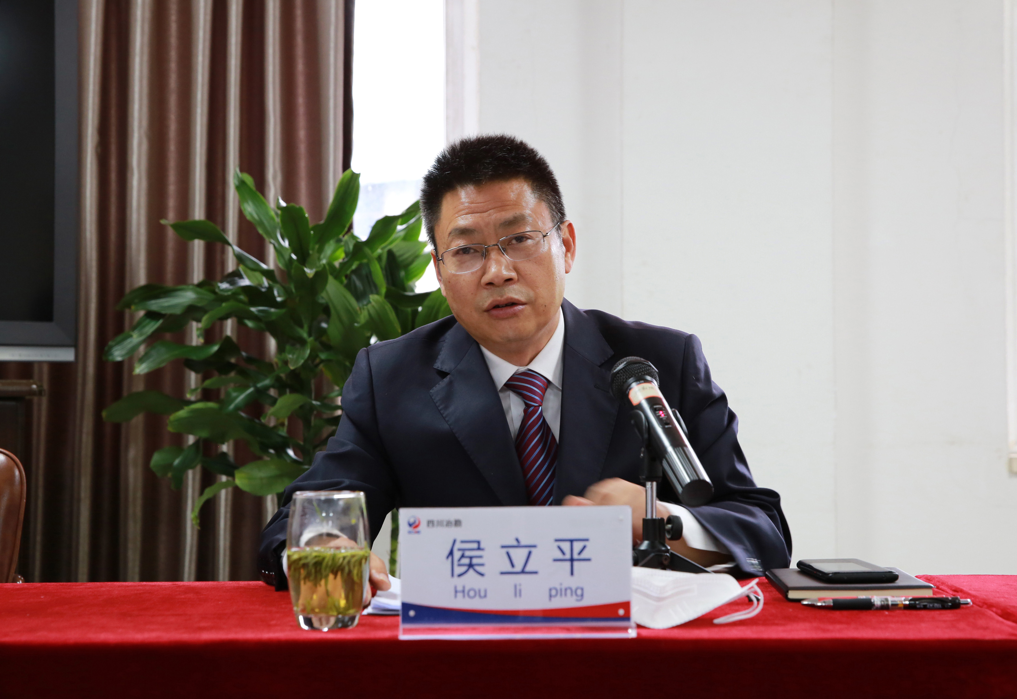 2.侯院长作报告