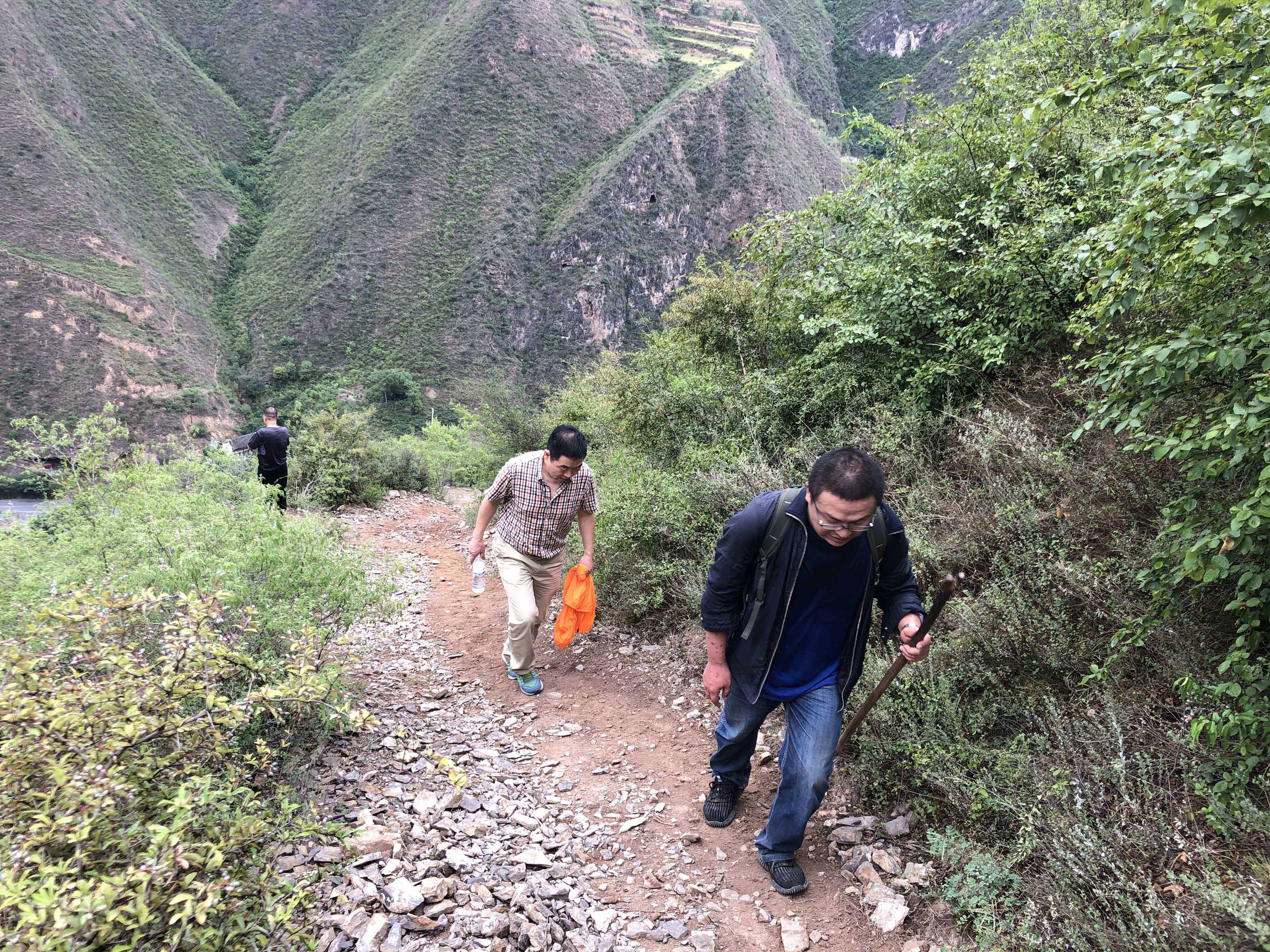 1.唐述文一行爬山路前往项目驻地