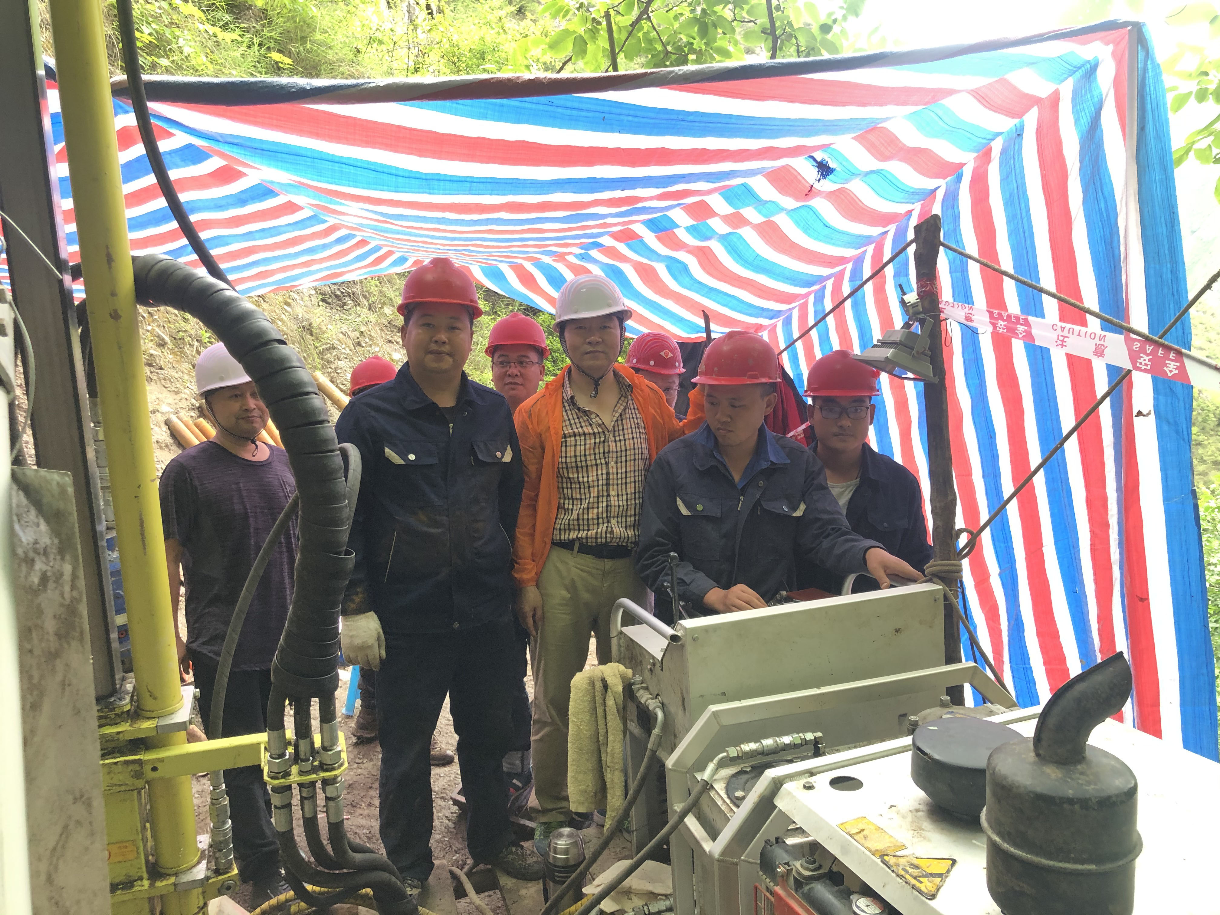 3.唐述文慰问钻探工作员工