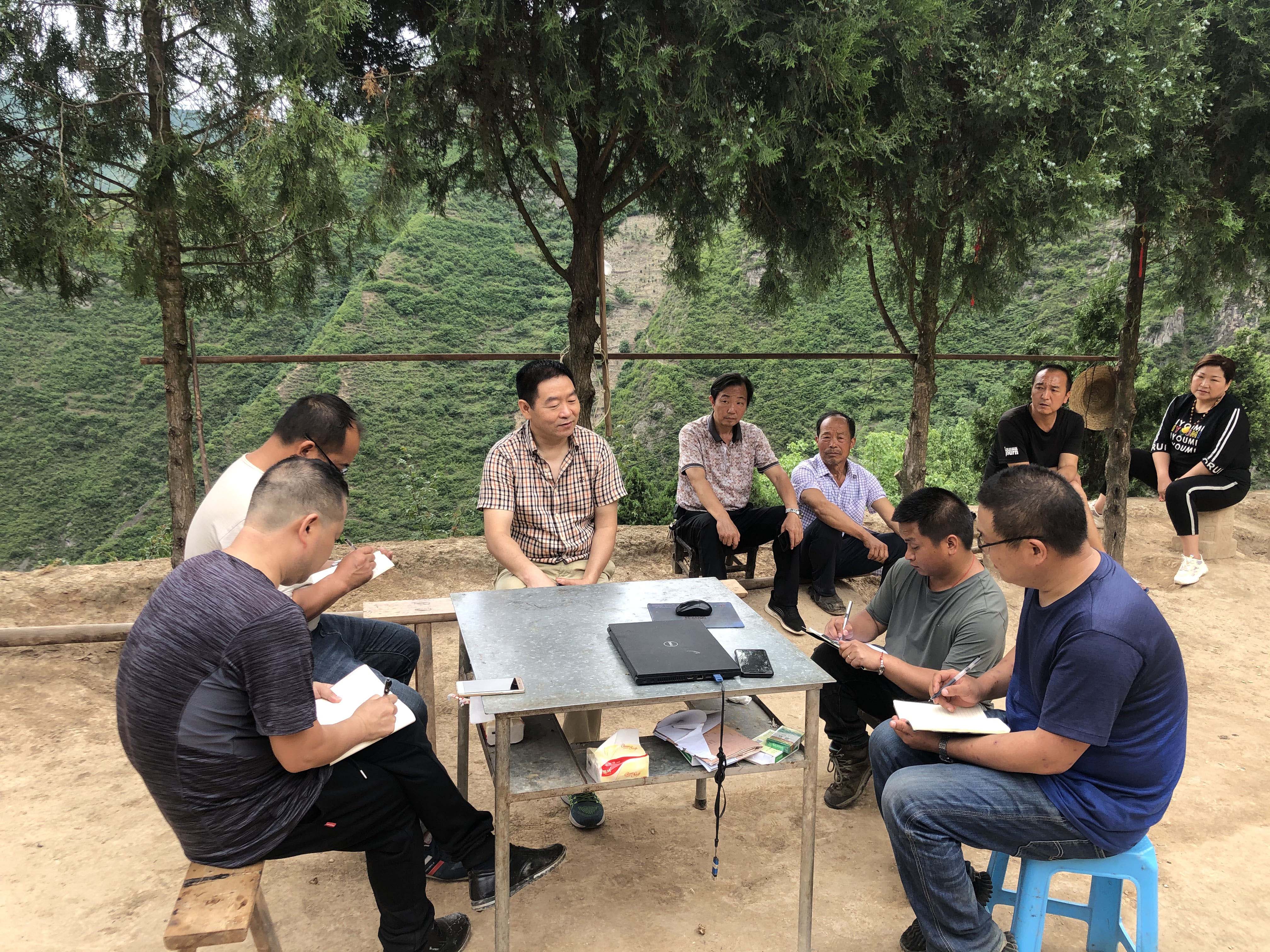 2.唐述文与项目员工促膝长谈