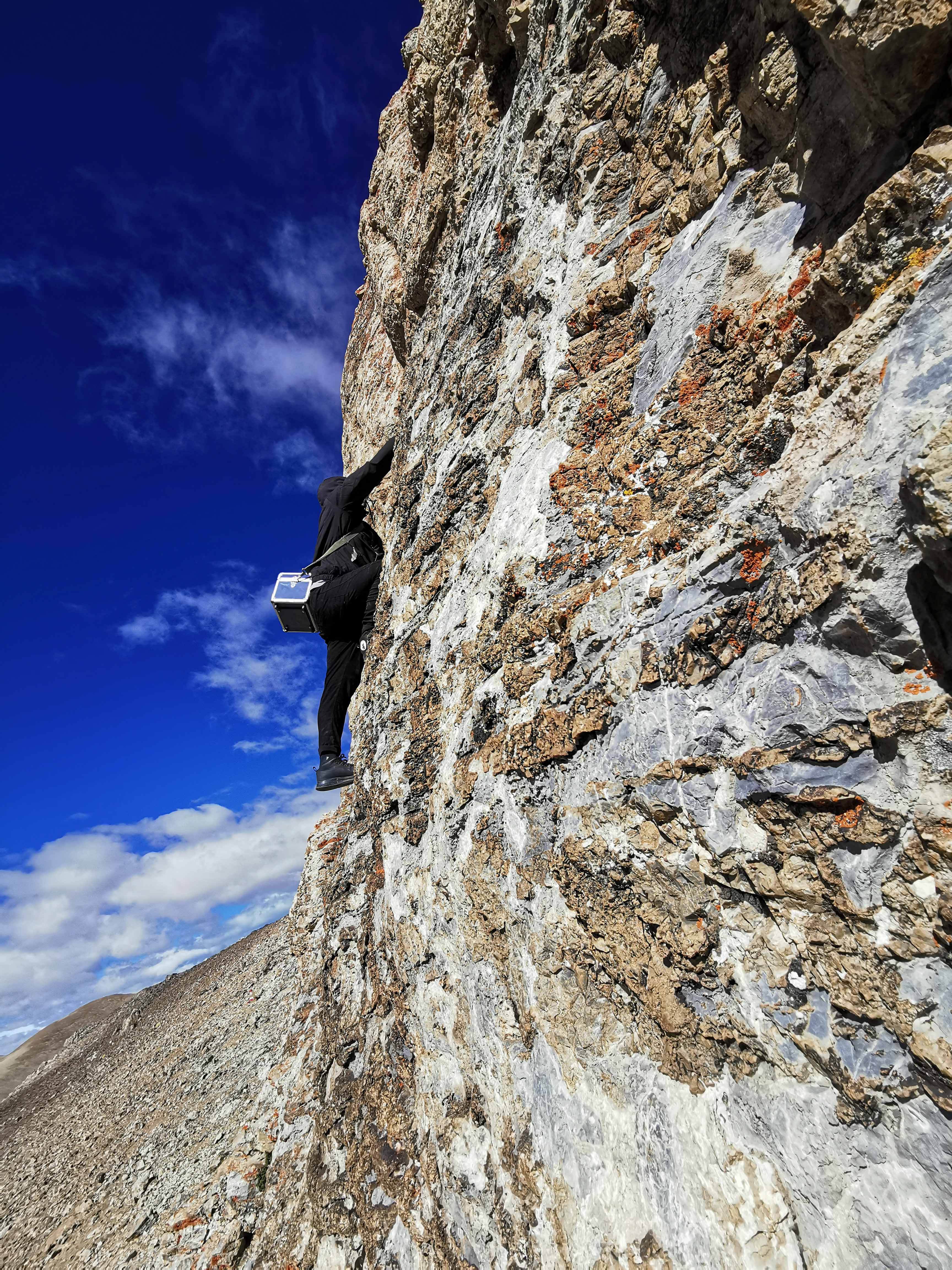 图12 地勘院物探分院帮布勒项目技术员野外工作的剪影
