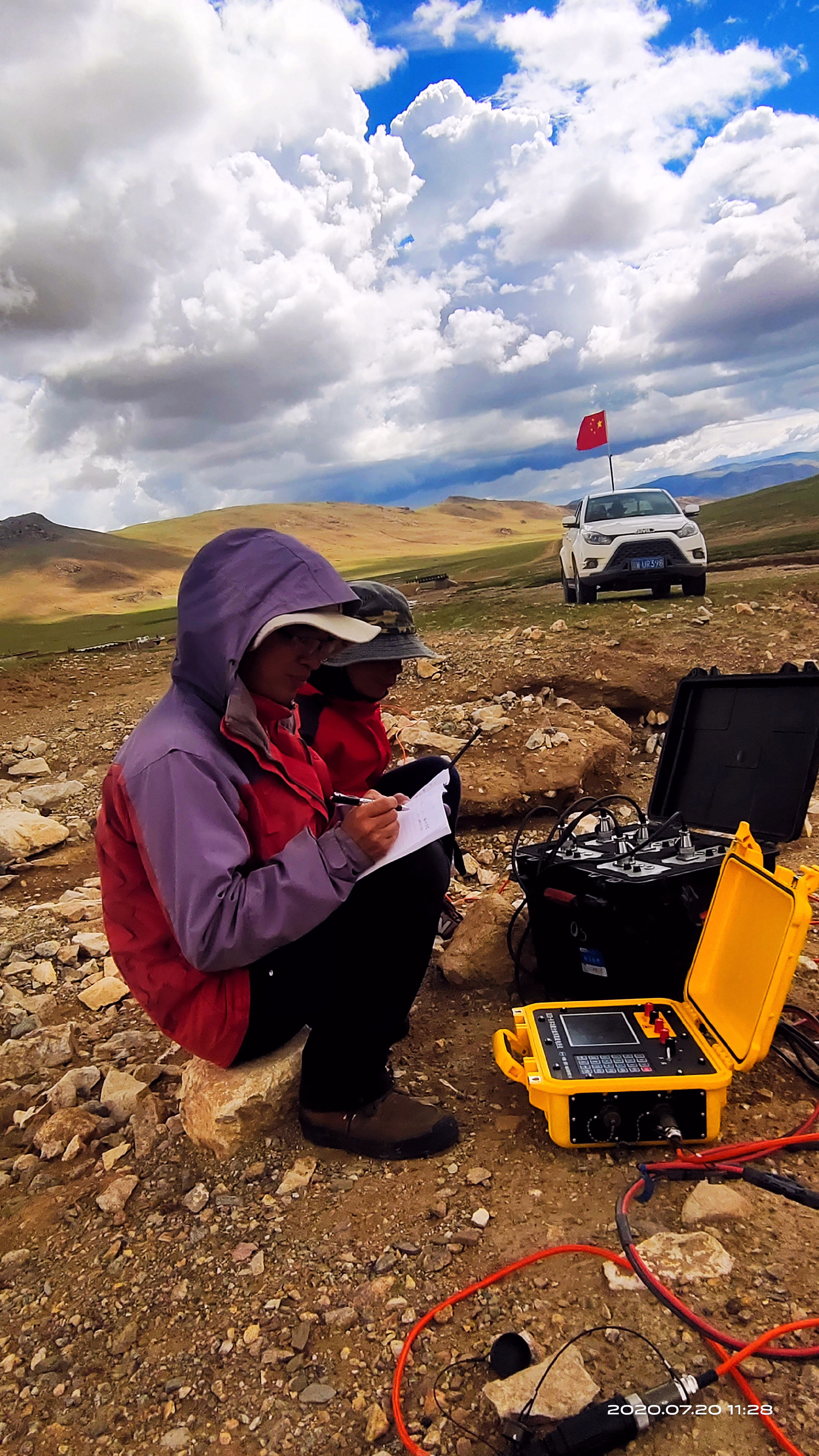 1-高密度电法勘探现场图 1-高密度电法勘探现场图