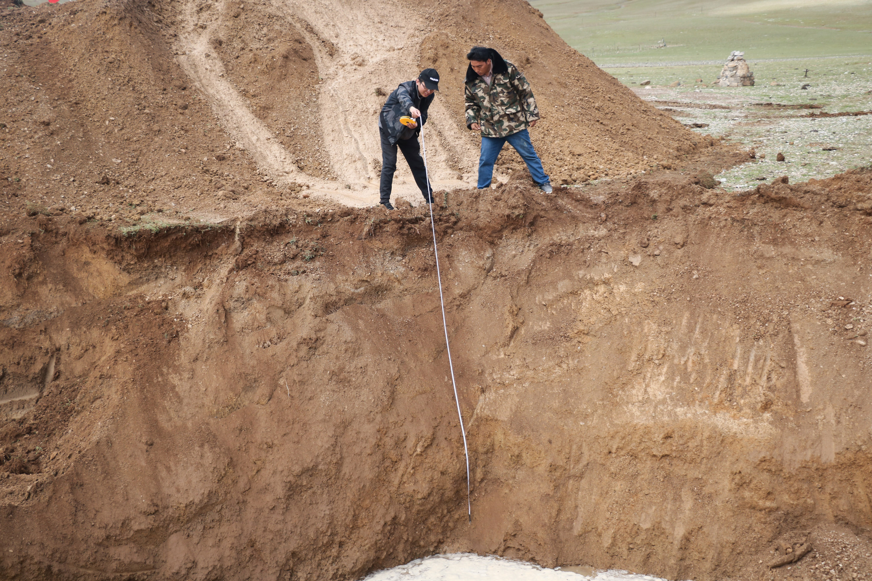 3-勘查现场见水深度测量图 3-勘查现场见水深度测量图