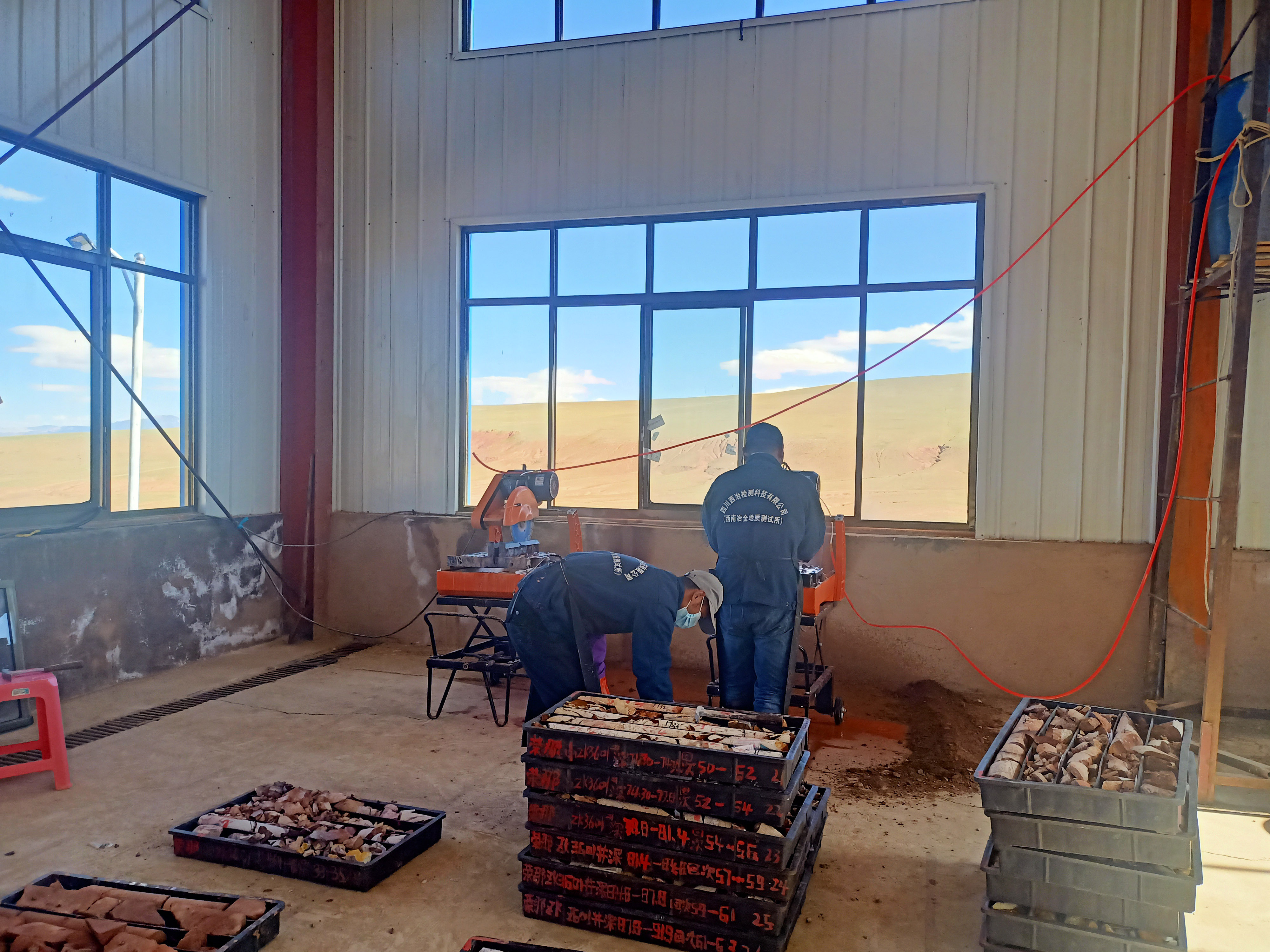 多龙加工间工作照1 多龙加工间工作照1