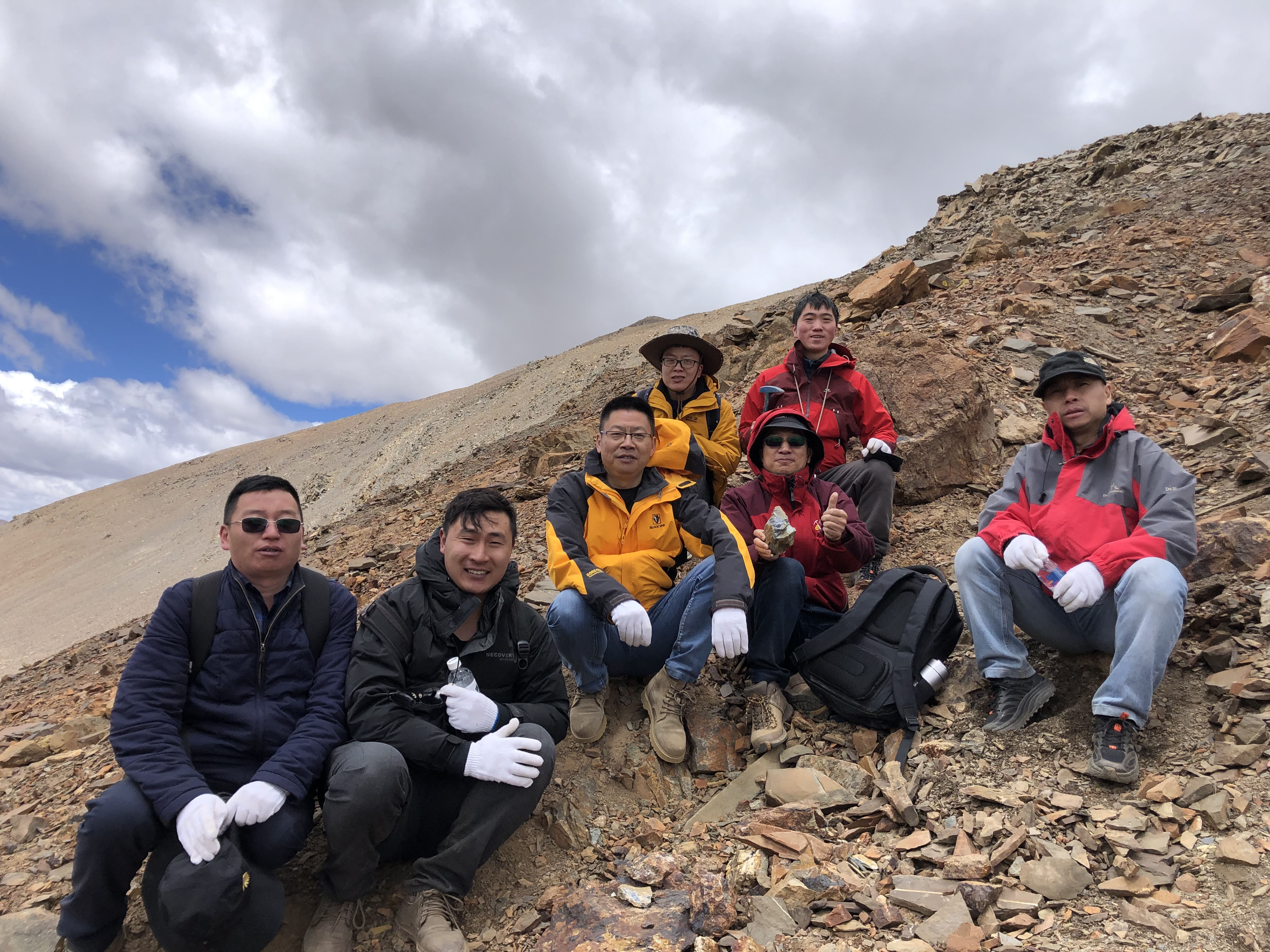 2、扎龙锑多金属矿调查评价现场踏勘 2、扎龙锑多金属矿调查评价现场踏勘