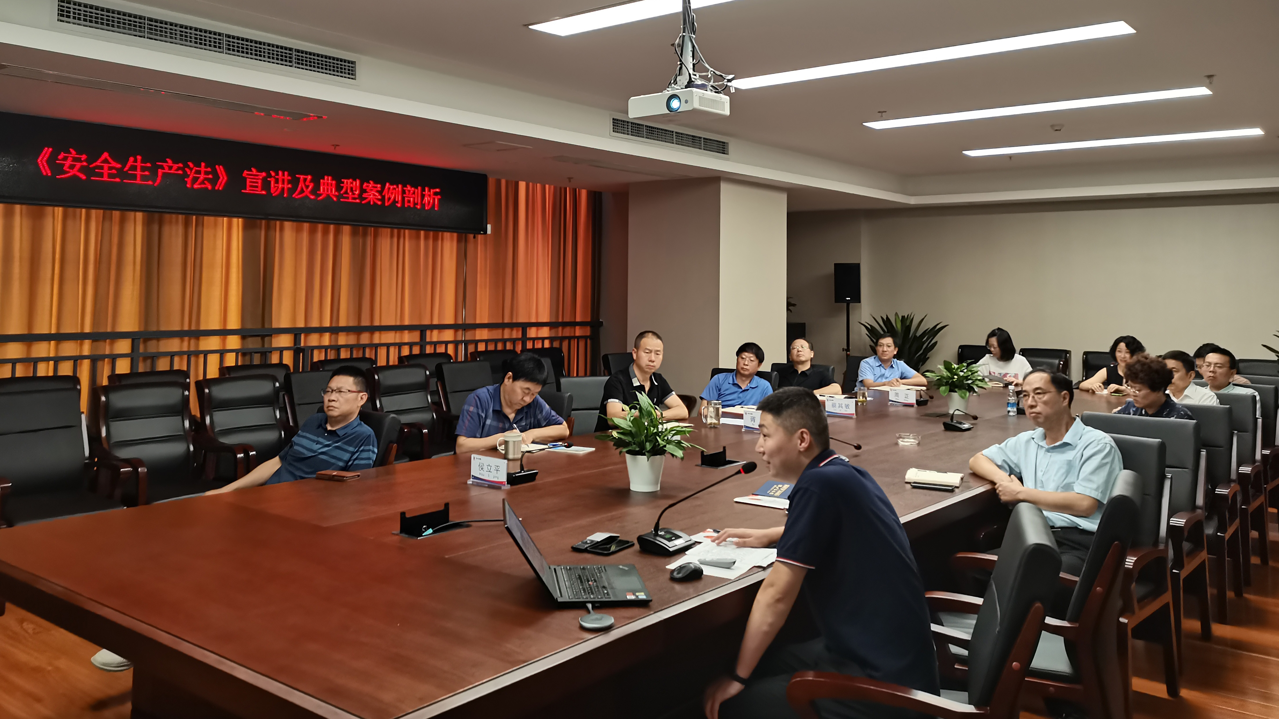 安全生产法宣讲-总部基地(摄影:易建) 安全生产法宣讲-总部基地(摄影:易建)