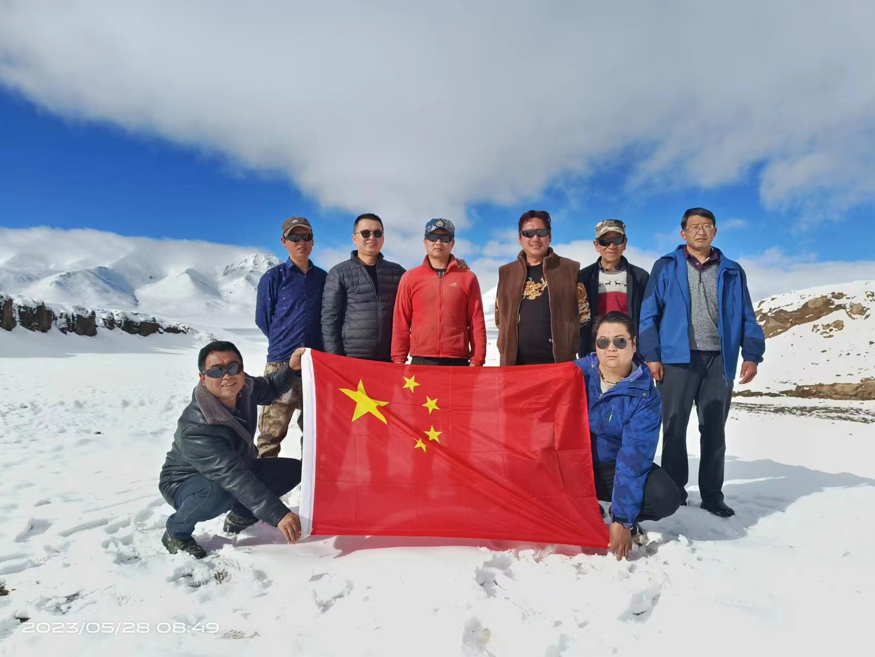 项目部人员野外工作合影 项目部人员野外工作合影