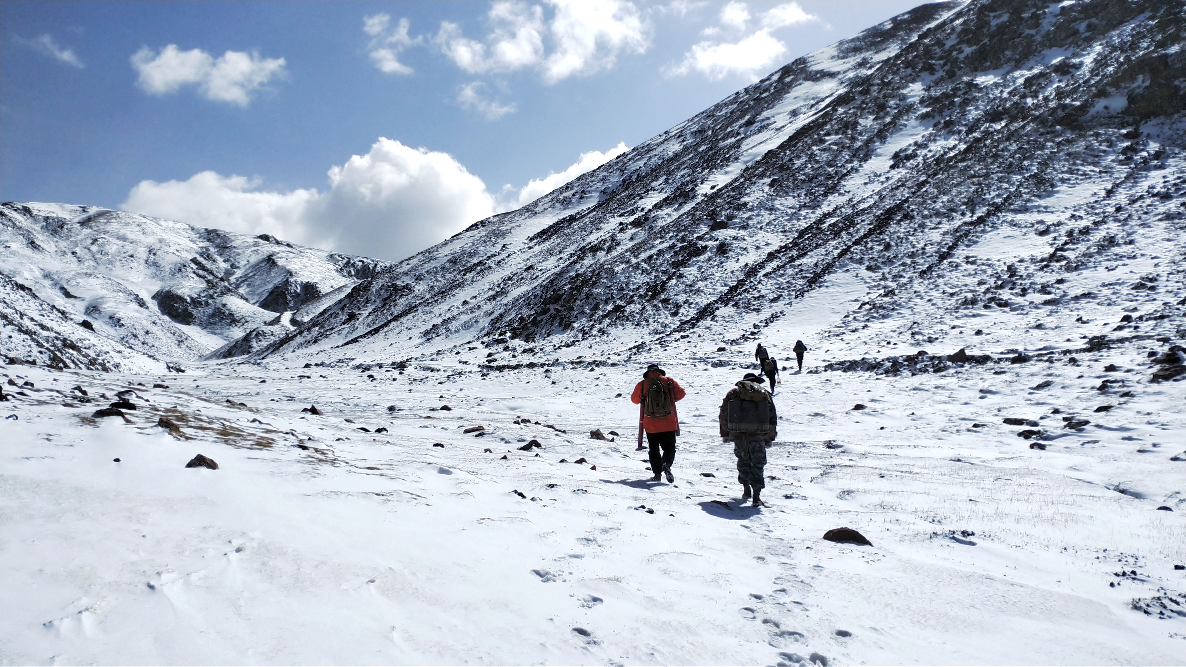 项目部人员踏着积雪上山开展野外工作 项目部人员踏着积雪上山开展野外工作