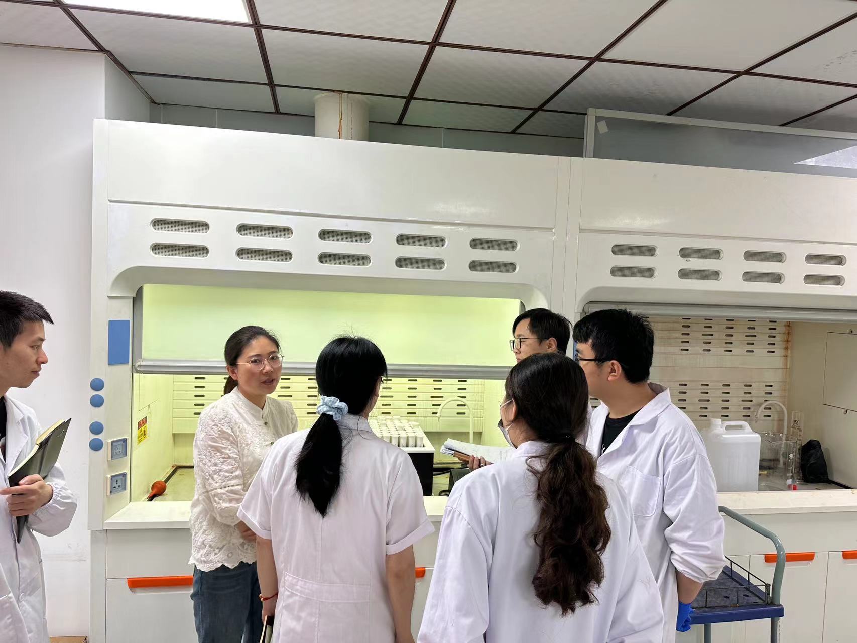 1-韩格非(右五)指导土壤阳离子交换量的检测过程 1-韩格非(右五)指导土壤阳离子交换量的检测过程