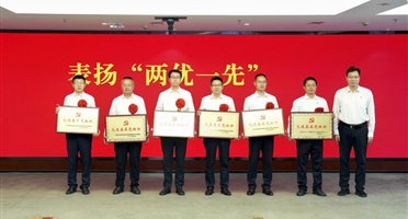 热烈庆祝建党104周年 | 威尼斯人博彩党员干部参加庆祝“七一”活动